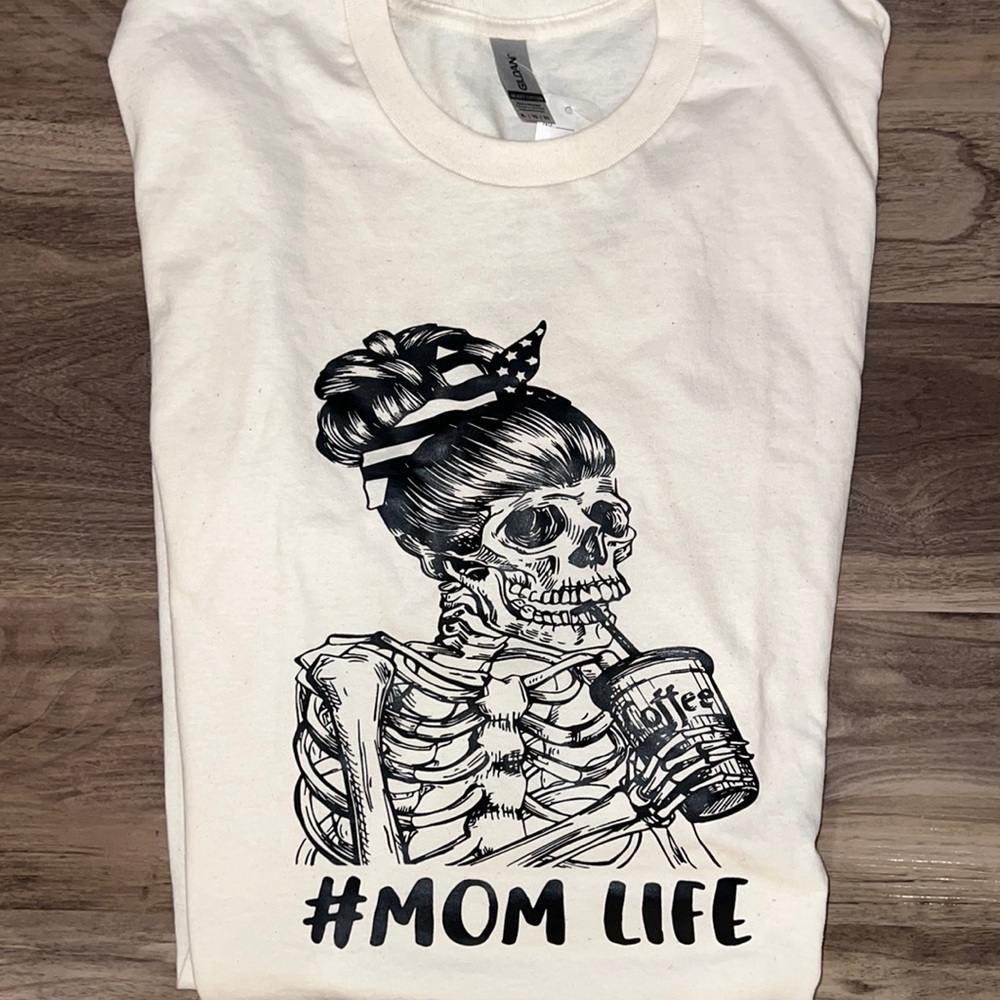NWT: Skeleton #Mom Life T-Shirt - Picture 2 of 2